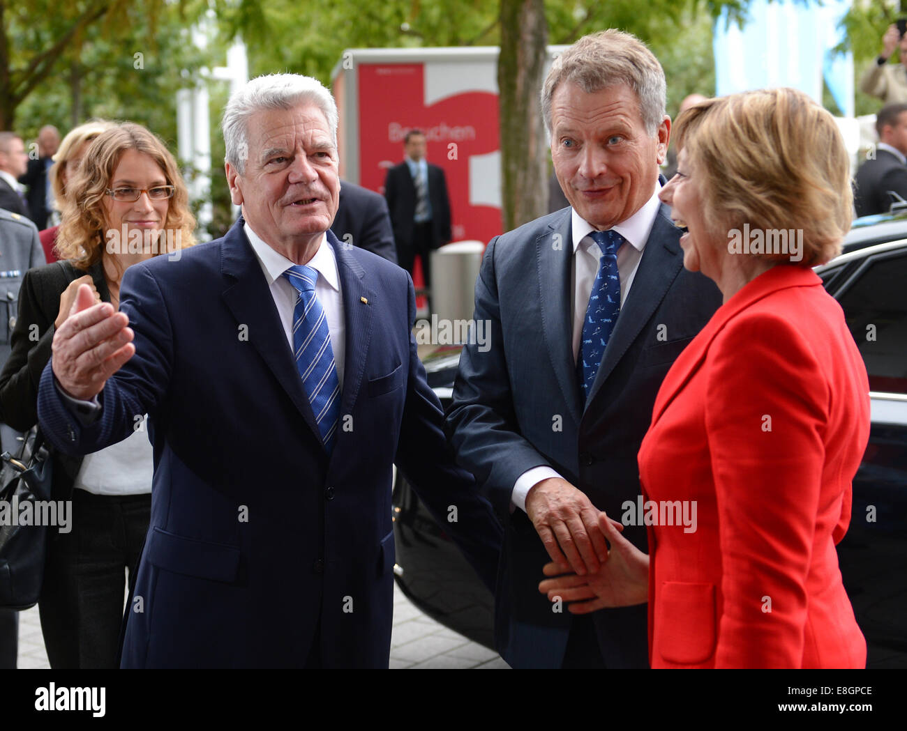 Il Presidente tedesco Joachim Gauck (L) e la sua compagna Daniela Schadt salutare il Presidente finlandese Sauli Niinisto e sua moglie alla fiera del libro di Francoforte sul Meno, Germania, 08 ottobre, 2014. La Finlandia è il paese ospite di quest'anno al Salone del libro. Foto: BORIS ROESSLER/dpa Foto Stock