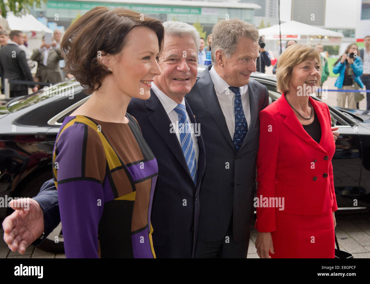 Il Presidente tedesco Joachim Gauck (2.f.l) e la sua compagna Daniela Schadt (R) salutare il Presidente finlandese Sauli Niinisto e sua moglie Jenni Haukio alla fiera del libro di Francoforte sul Meno, Germania, 08 ottobre, 2014. La Finlandia è il paese ospite di quest'anno al Salone del libro. Foto: BORIS ROESSLER/dpa Foto Stock