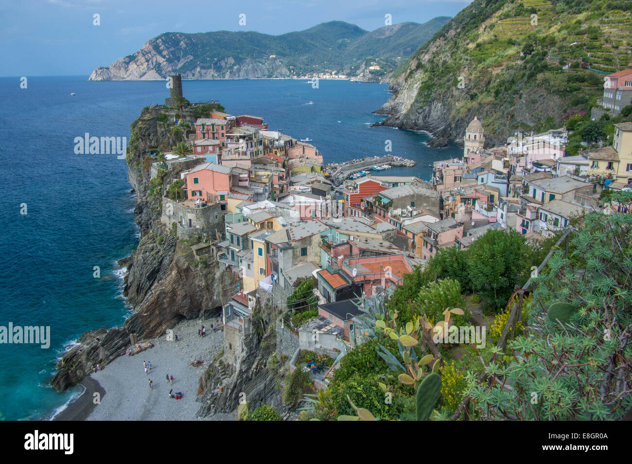 Vernazza, come visto dalla strada costiera che porta a Corniglia. Cinque  Terre ("Cinque terre'), la regione Liguria, Italia Foto stock - Alamy