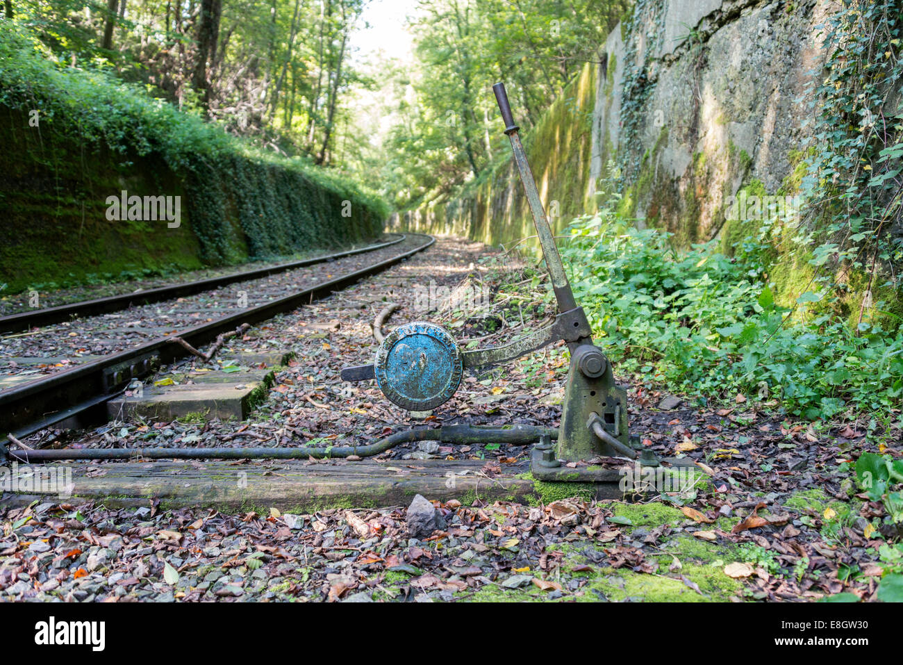 Vecchia ferrovia via interruttore con rampa come sfondo Foto Stock