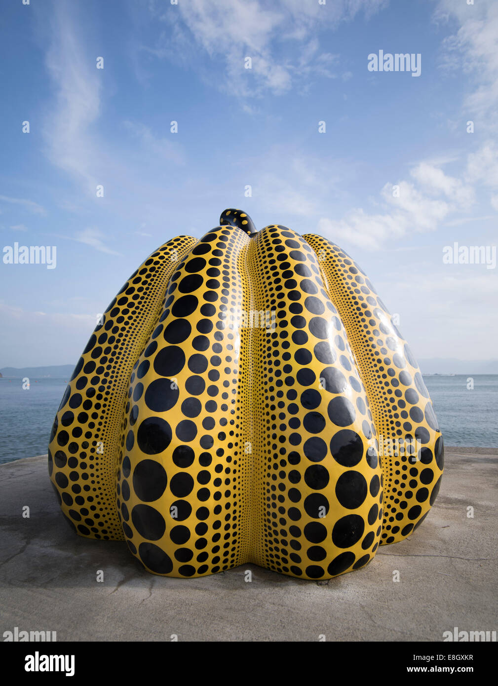 Gigante giallo pop art zucca dell artista giapponese Yayoi Kusama. Benesse Art Site Naoshima, Giappone Foto Stock