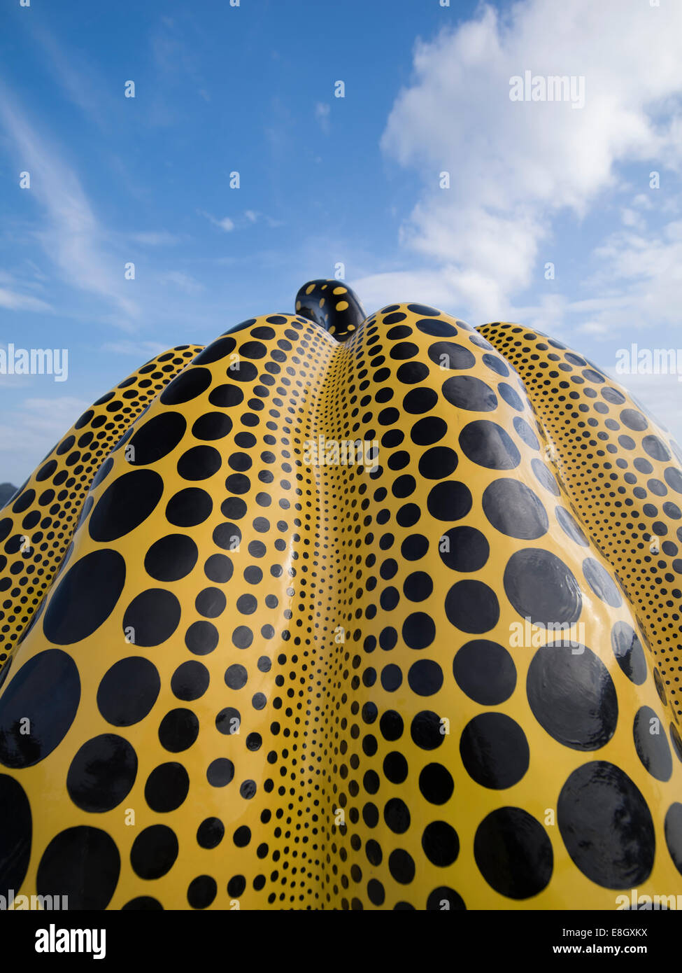 Gigante giallo pop art zucca dell artista giapponese Yayoi Kusama. Benesse Art Site Naoshima, Giappone Foto Stock