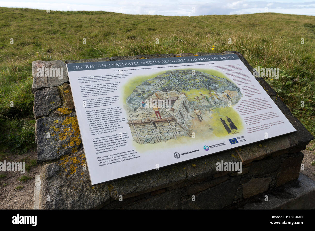 Punto informazioni sulla Machair pascoli per un Rubha Teampaill una cappella medievale e età del ferro Broch Isle of Harris, Scozia Foto Stock