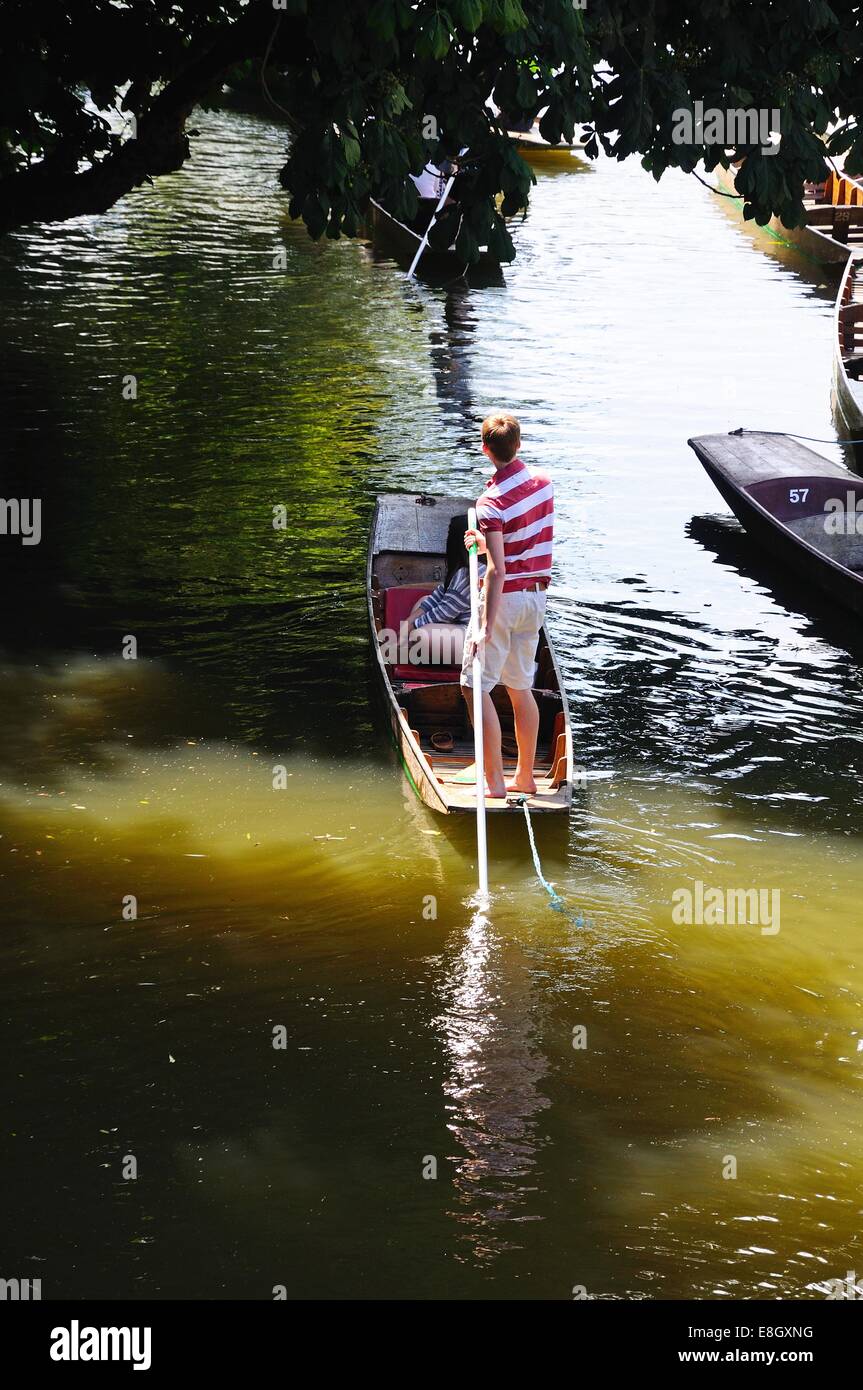 Giovane su un punt lungo il fiume Cherwell, Oxford, Oxfordshire, Inghilterra, Regno Unito, Europa occidentale. Foto Stock