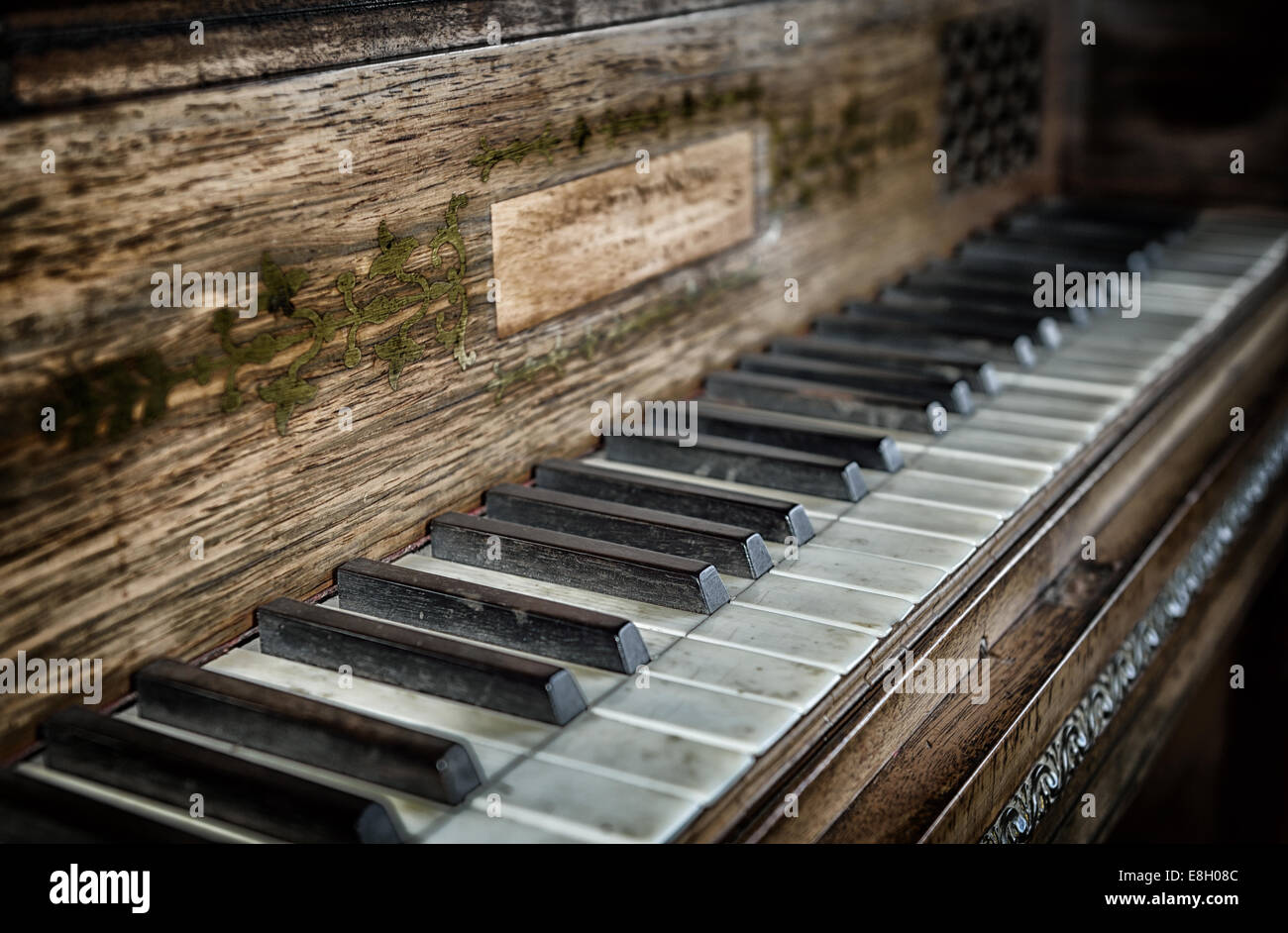 Primo piano di antico pianoforte chiavi e grana di legno Foto Stock