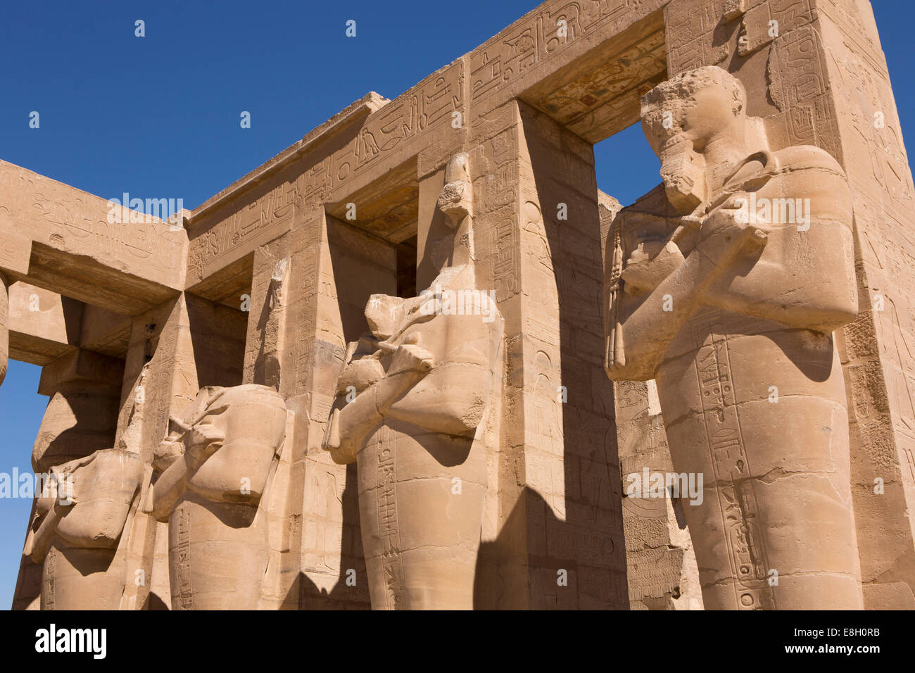 Egitto Luxor Ramesseum, Tempio mortuario di Ramses II, decapitati statue Foto Stock