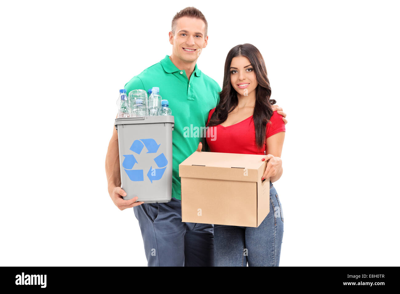 Coppia giovane azienda cestino e una scatola isolata su sfondo bianco Foto Stock