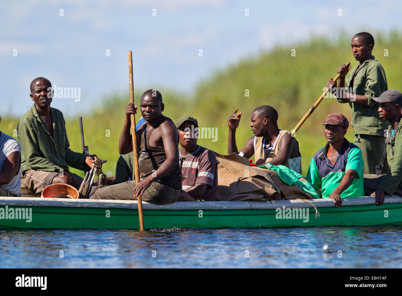 Anti bracconaggio personale dell'area protetta patrol in barca Foto Stock