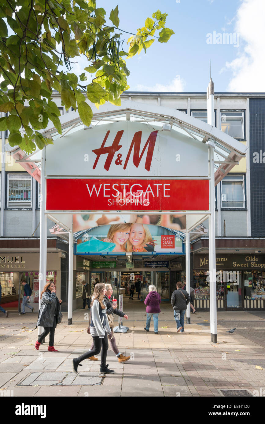 Le persone e i negozi a Westgate shopping center a Stevenage town center Hertfordhshire REGNO UNITO Foto Stock