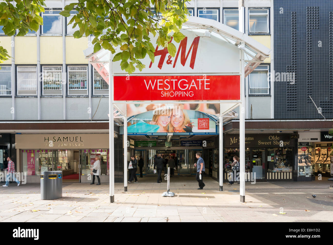 Le persone e i negozi a Westgate shopping center a Stevenage town center Hertfordhshire REGNO UNITO Foto Stock
