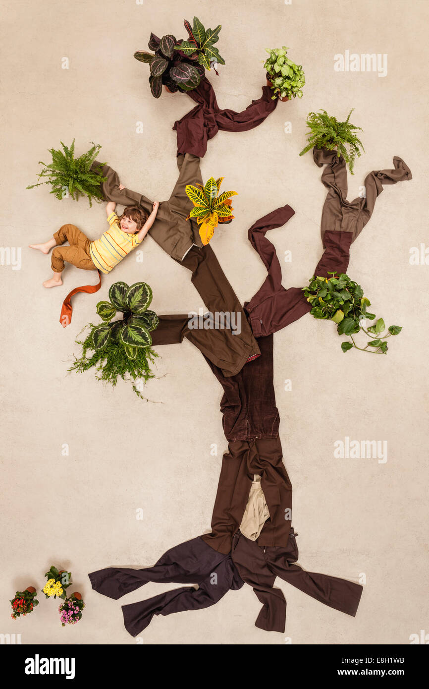 Bambini che giocano le scimmie nella struttura ad albero Foto Stock