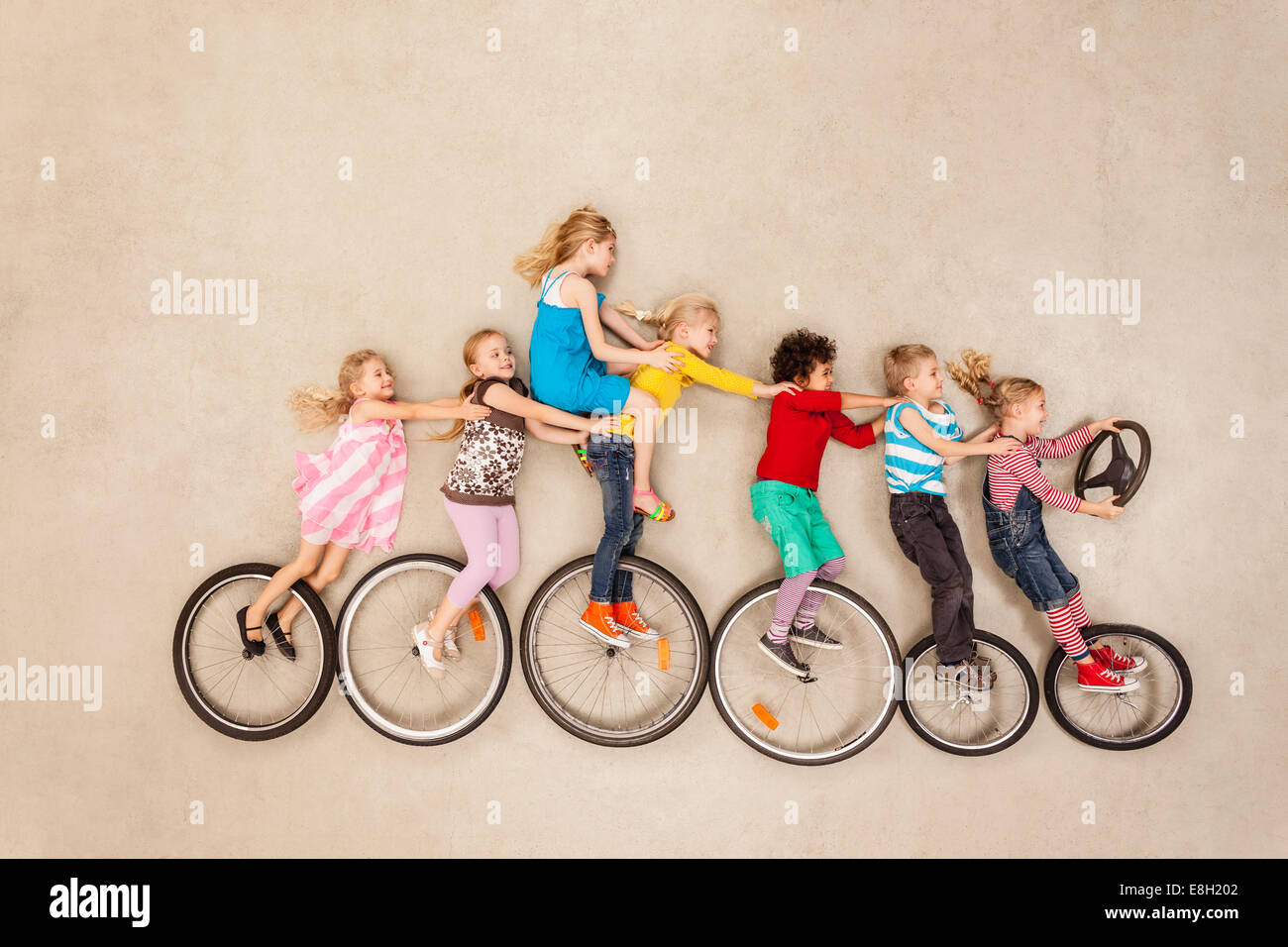 I bambini la guida in strani veicoli Foto Stock