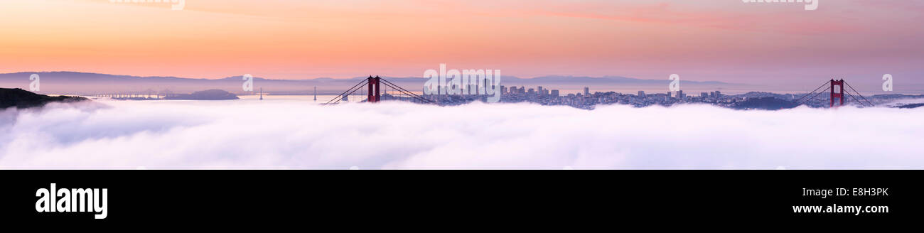 Stati Uniti, California, San Francisco, skyline e il Golden Gate Bridge nella nebbia visto dalla collina Hawk Foto Stock Stati Uniti, California, San Francisco, skyline e il Golden Gate Bridge nella nebbia visto dalla collina Hawk Foto Stock