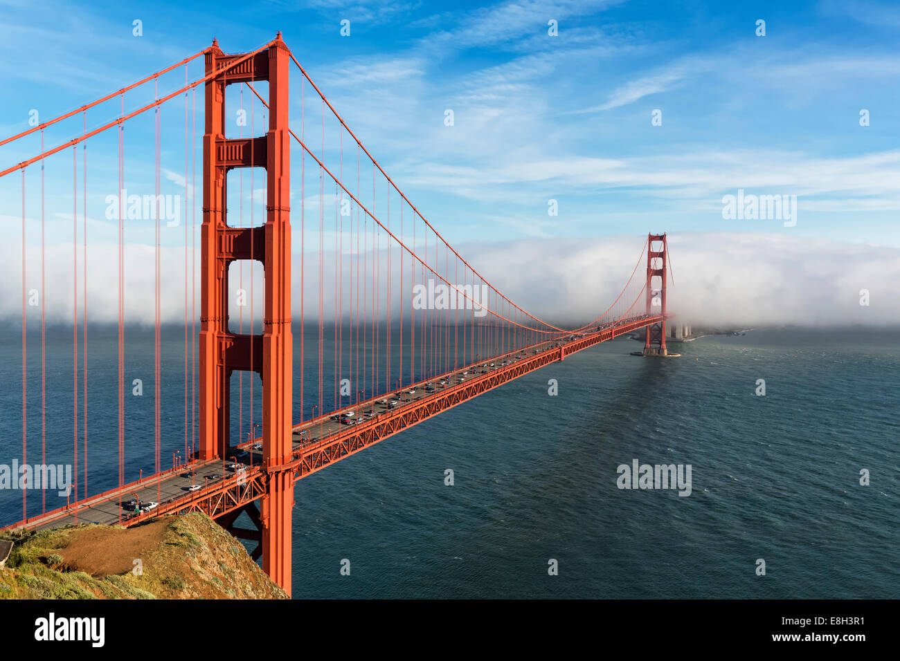 Stati Uniti, California, San Francisco Golden Gate Bridge visto dalla collina Hawk con la nebbia nascondendo city Foto Stock Stati Uniti, California, San Francisco Golden Gate Bridge visto dalla collina Hawk con la nebbia nascondendo city Foto Stock