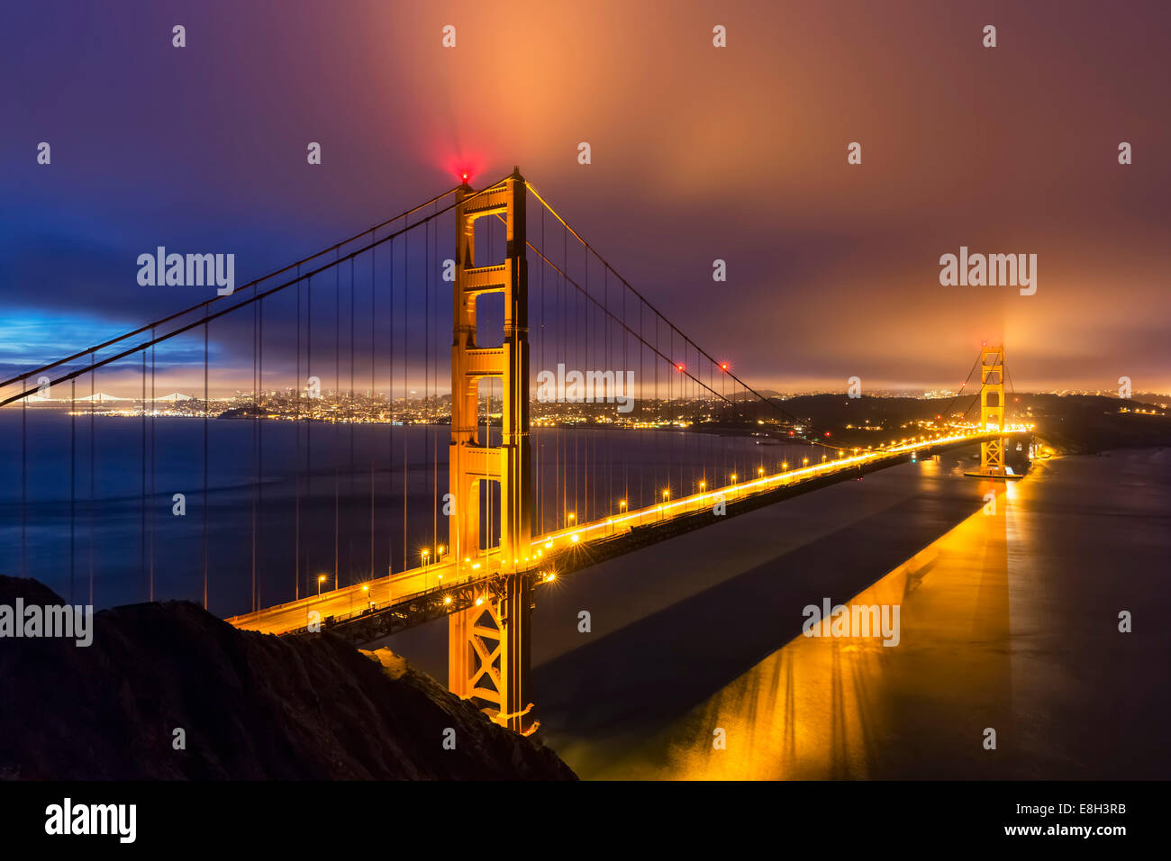 Stati Uniti, California, San Francisco, skyline e il Golden Gate Bridge al blue ora visto dalla collina Hawk Foto Stock Stati Uniti, California, San Francisco, skyline e il Golden Gate Bridge al blue ora visto dalla collina Hawk Foto Stock