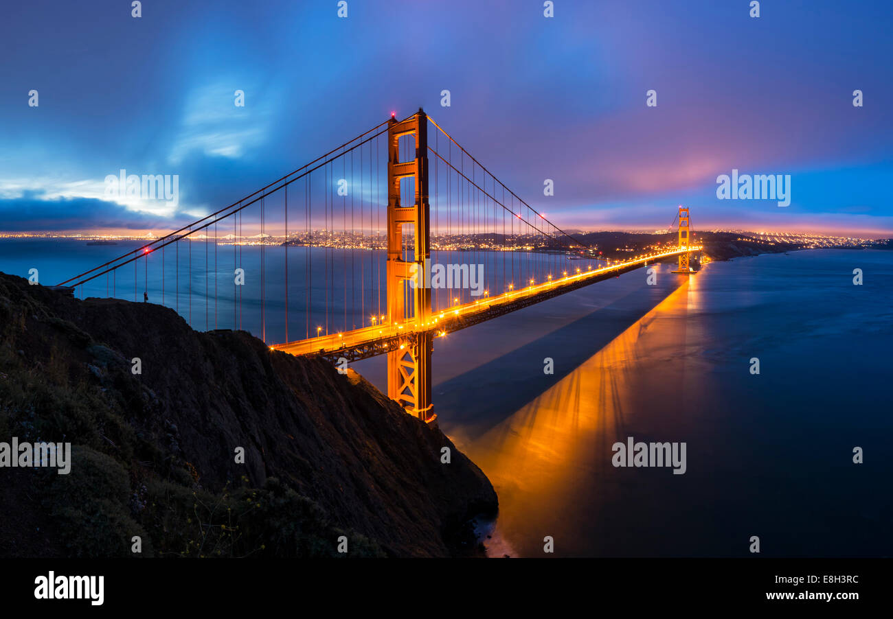 Stati Uniti, California, San Francisco, skyline e il Golden Gate Bridge al blue ora visto dalla collina Hawk Foto Stock Stati Uniti, California, San Francisco, skyline e il Golden Gate Bridge al blue ora visto dalla collina Hawk Foto Stock