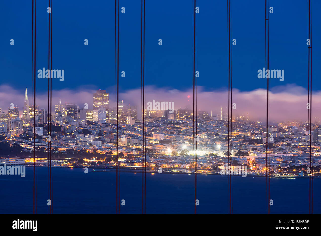 Stati Uniti, California, San Francisco, skyline e il Golden Gate Bridge al blue ora visto dalla collina Hawk Foto Stock Stati Uniti, California, San Francisco, skyline e il Golden Gate Bridge al blue ora visto dalla collina Hawk Foto Stock