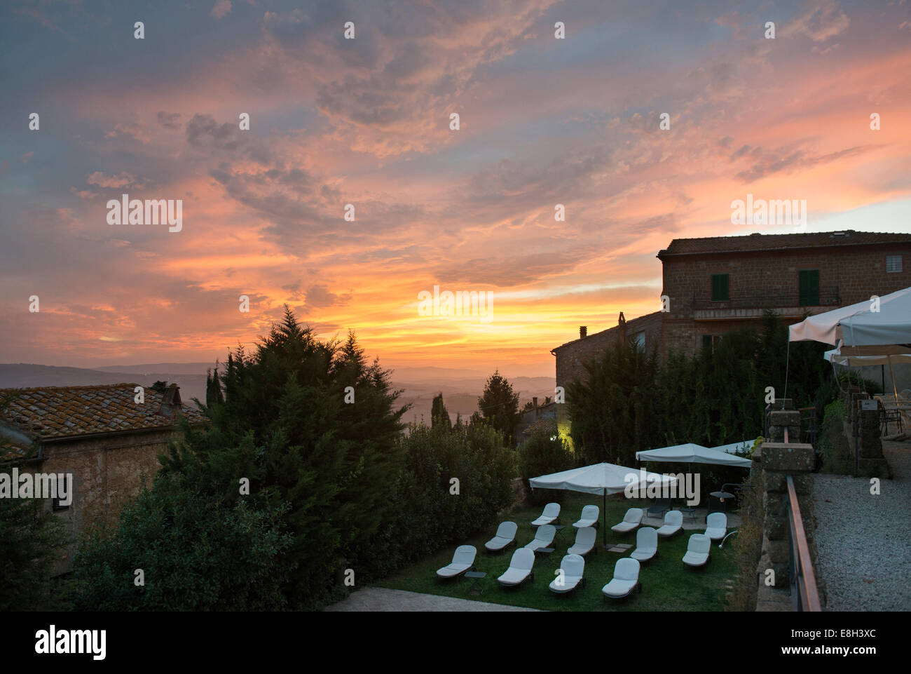 Vista dalla terrazza giardino del Chiostro di Pienza Toscana Foto Stock