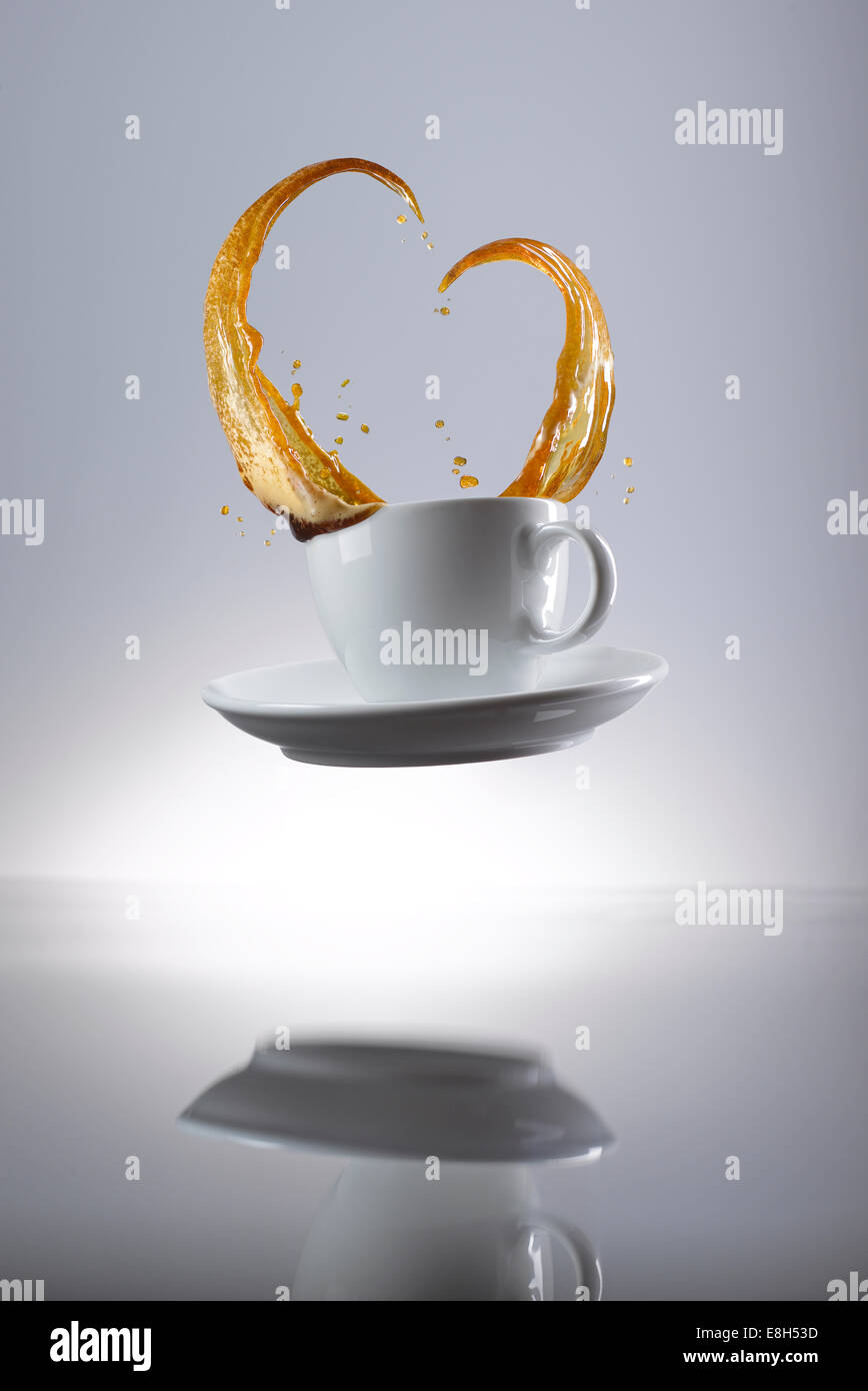 Schizzi di caffè in tazza Foto Stock