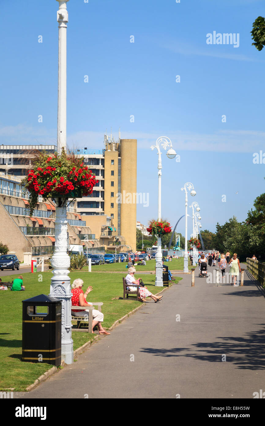 Le persone che si godono il sole sulla Leas a Folkestone. Foto Stock
