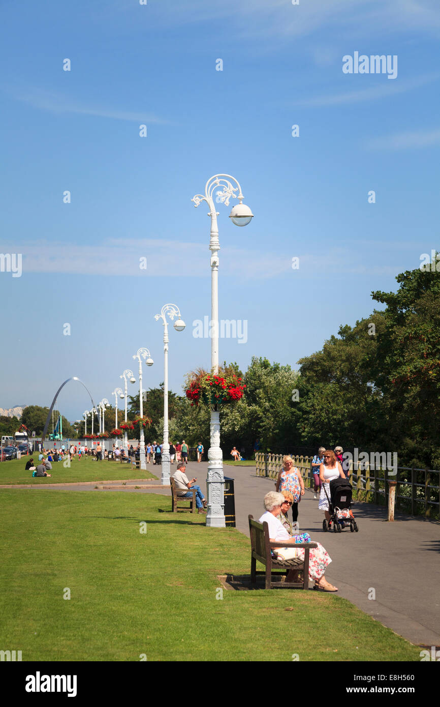 Le persone che si godono il sole sulla Leas a Folkestone. Foto Stock