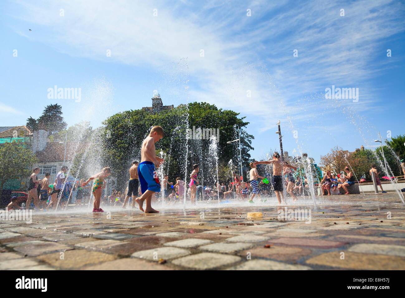 Famiglie godendo il becco di acqua fontane vicino al porto a Folkestone. Foto Stock