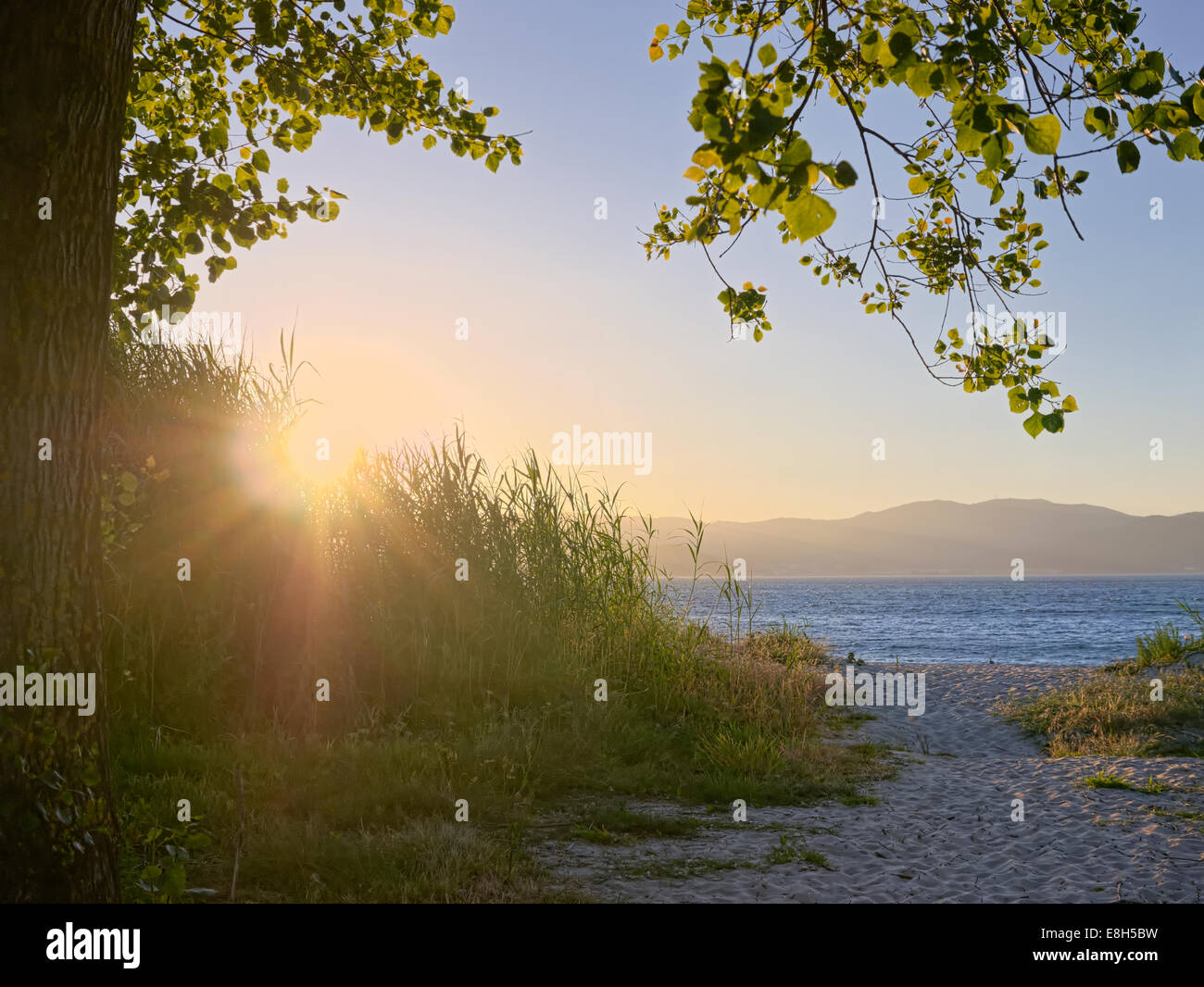 Spagna Galizia, provincia di La Coruna, Porto do Son, Spiaggia contro il sole Foto Stock