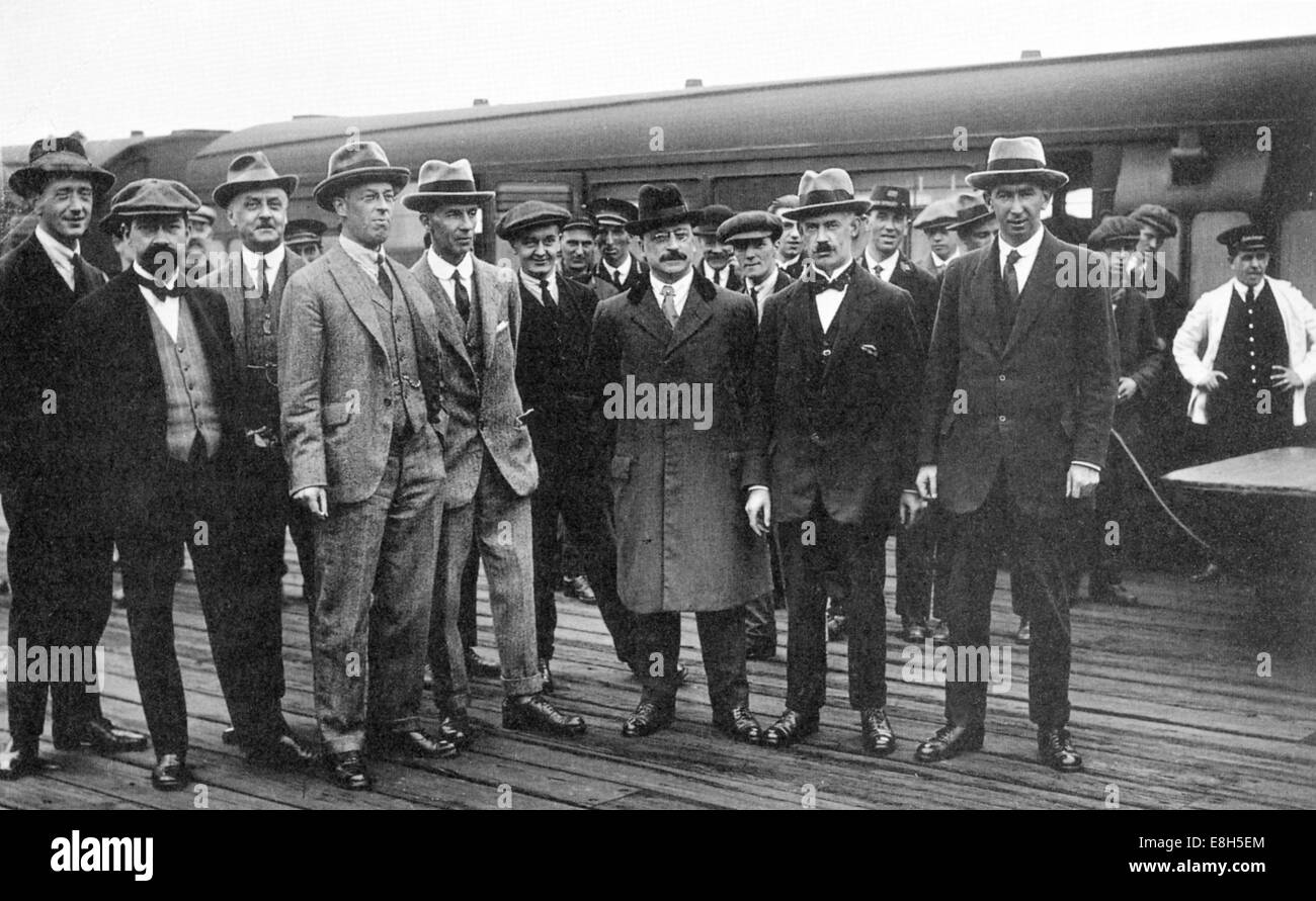 Irlandese delegazione di pace arrivando alla stazione di Euston, London, 8 ottobre 1921 con Arthur Griffith terzo da destra Foto Stock