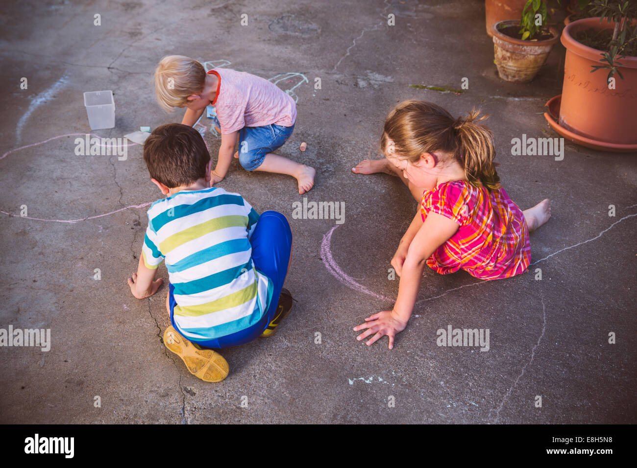In Germania, in Renania settentrionale - Vestfalia, Bornheim, bambini che giocano e disegno in cortile Foto Stock