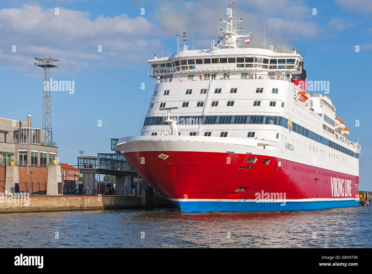 HELSINKI, Finlandia - 13 settembre 2014: il bianco e il rosso Viking Line traghetto è ormeggiata in porto, questa è una normale nave da crociera Foto Stock