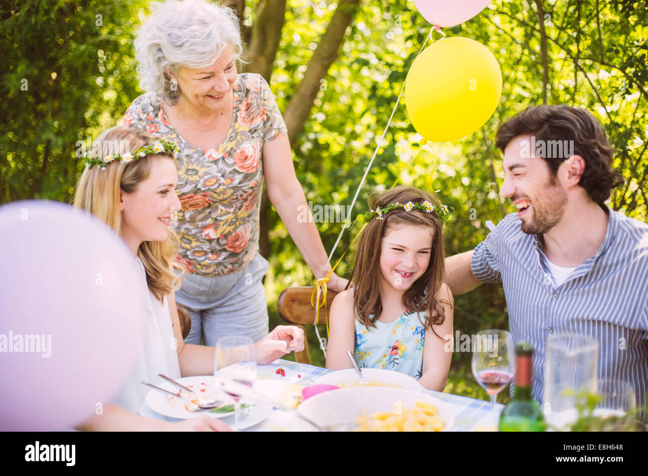 La famiglia felice di tre generazioni su un party in giardino Foto Stock