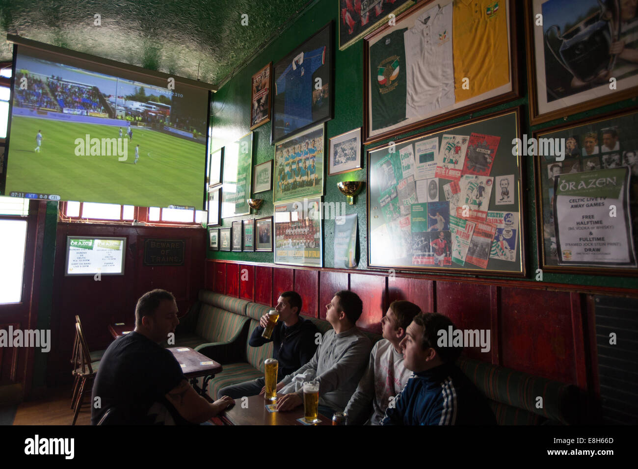 Celtic Football Club tifosi si riuniscono in il Brazen Head bar per guardare un Celtic partita di calcio in TV, a Glasgow in Scozia Foto Stock
