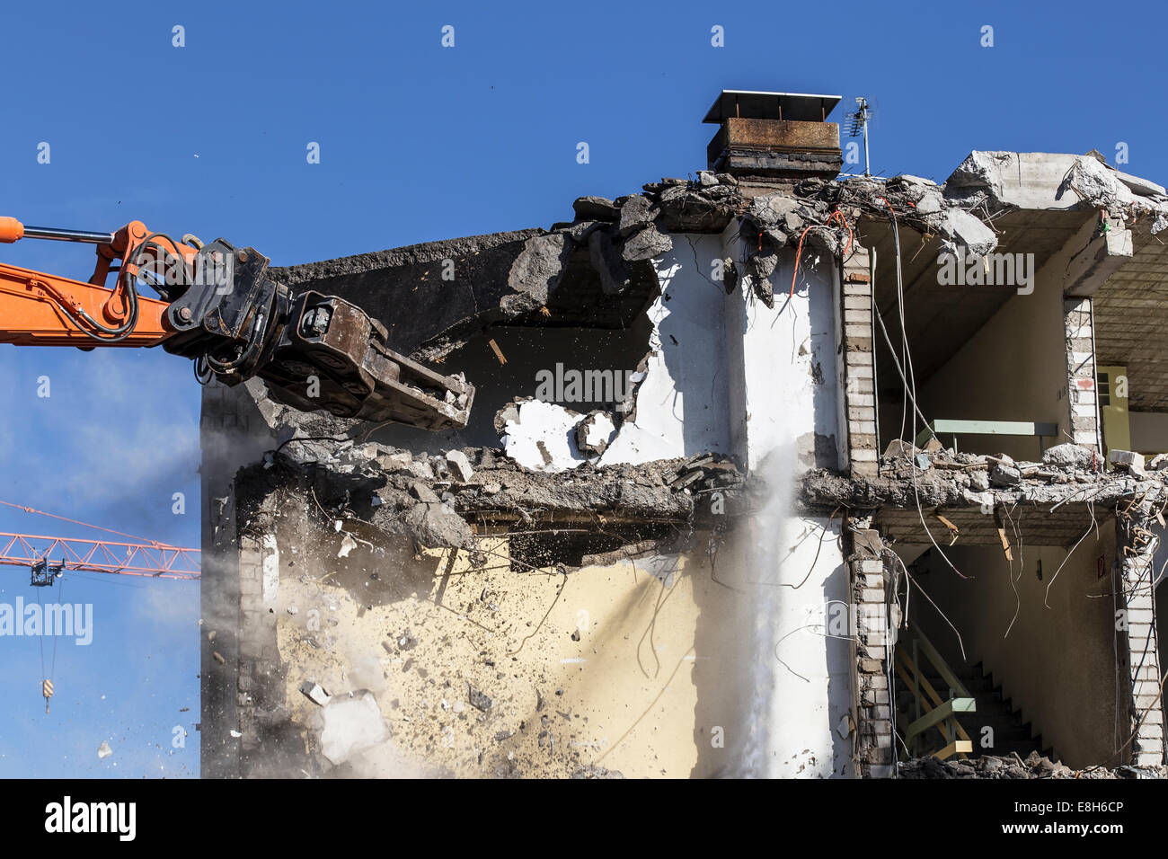 Germania, attrezzature per demolizione abbattendo un vecchio multi-family house Foto Stock