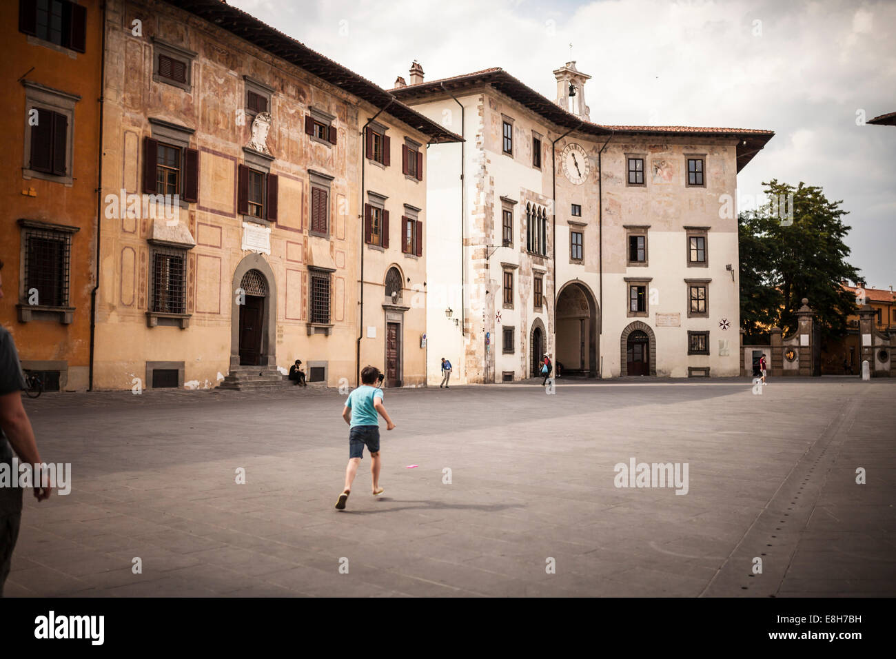 L'Italia, Toscana, Pisa, Cavalieri' Square, ragazzo giocando a calcio con lettiera Foto Stock