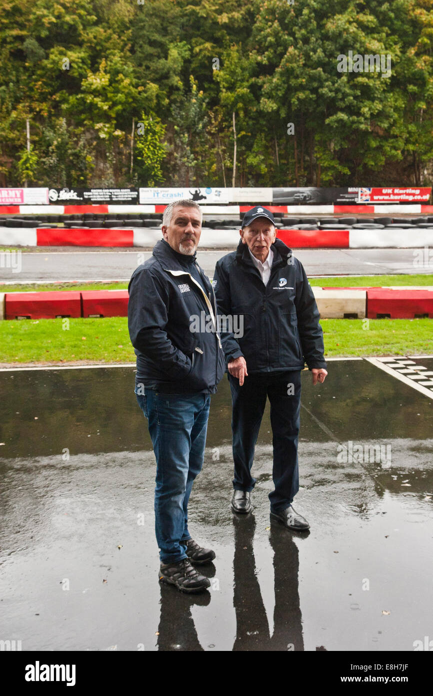 Kent, Regno Unito. 8 Ottobre, 2014. Il BBC Television 'Great British Bake Off' star Paul Hollywood con John Surtees apre questo anno di Henry Surtees sfida a Buckmore Park, Kent, Regno Unito. Credito: theodore liasi/Alamy Live News Foto Stock