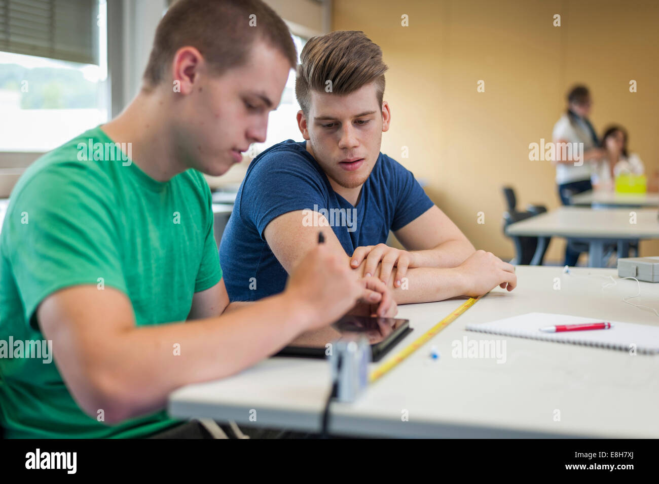 Due scuola di formazione professionale gli studenti in classe Foto Stock