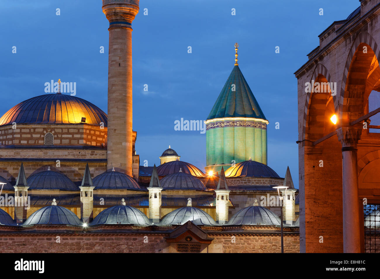 Turchia, Anatolia, Anatolia centrale, Konya, museo di Mevlana, Mevlana Muezesi con Rumi Mausoleo di sera Foto Stock