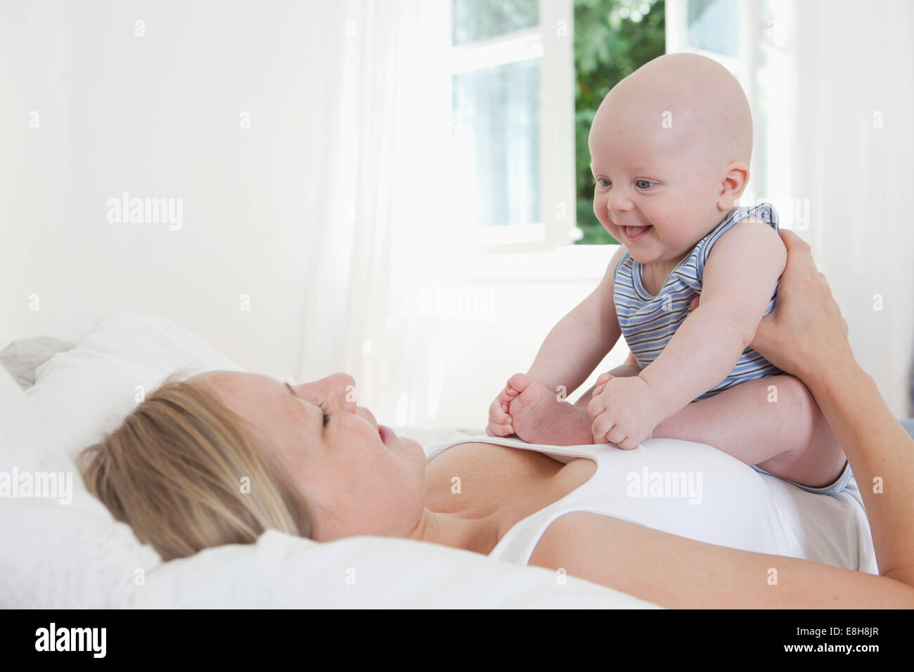 Germania - Monaco, Madre giocando con (2-5 mesi) baby boy Foto Stock
