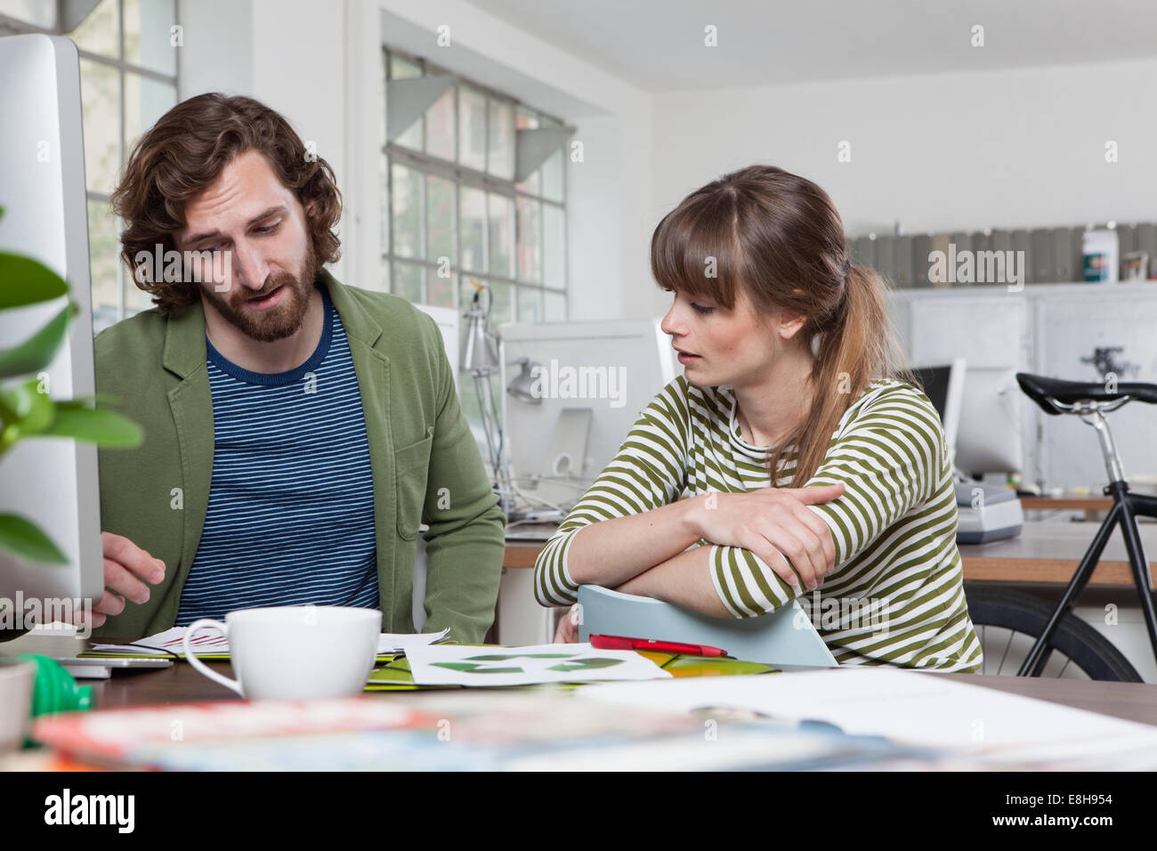 Due colleghi che lavorano insieme in un ufficio creativo Foto Stock