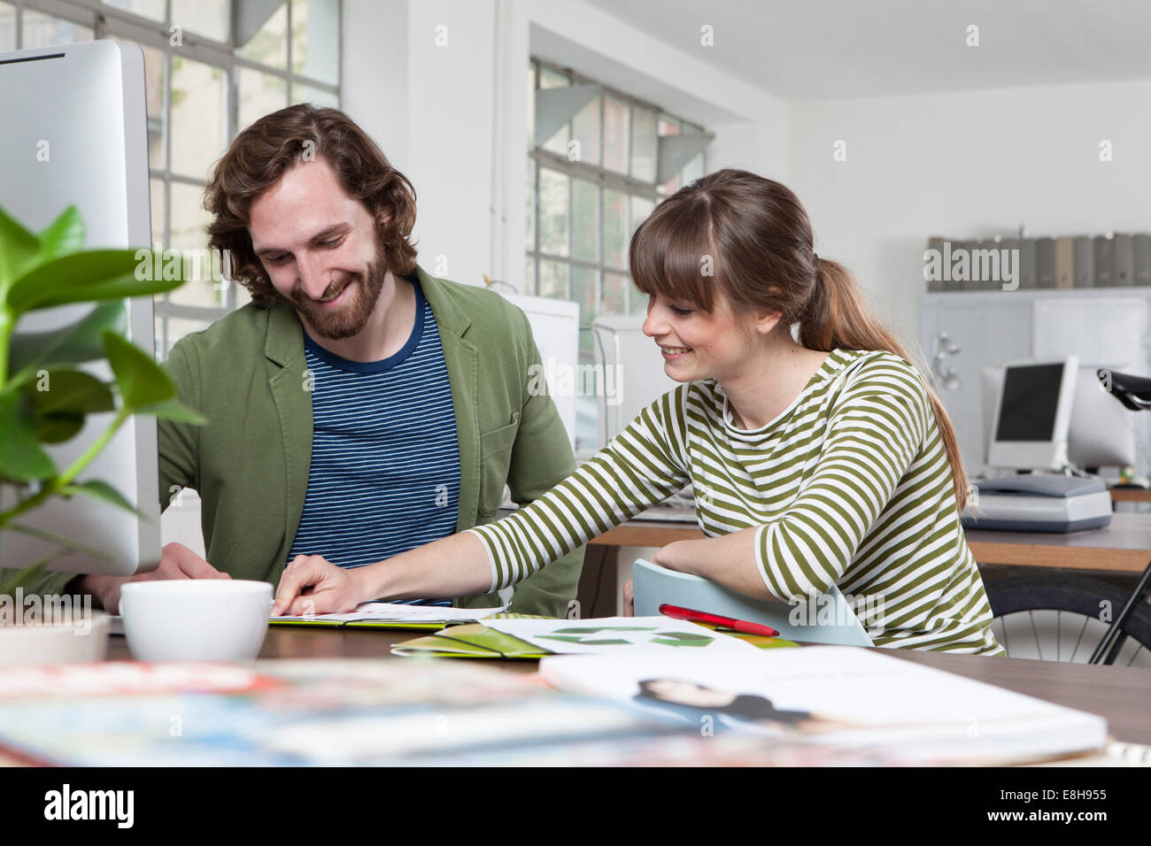 Due colleghi che lavorano insieme in un ufficio creativo Foto Stock