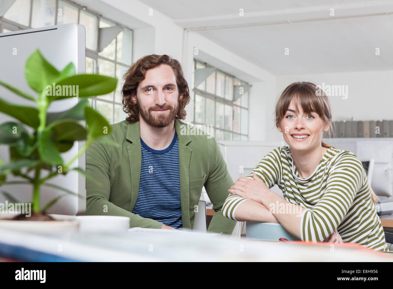 Ritratto di due colleghi in un ufficio creativo Foto Stock