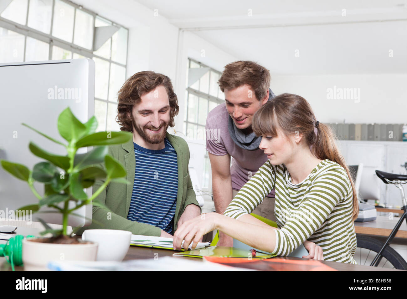 Collega femmina presentando il suo lavoro in un ufficio di creative Foto Stock