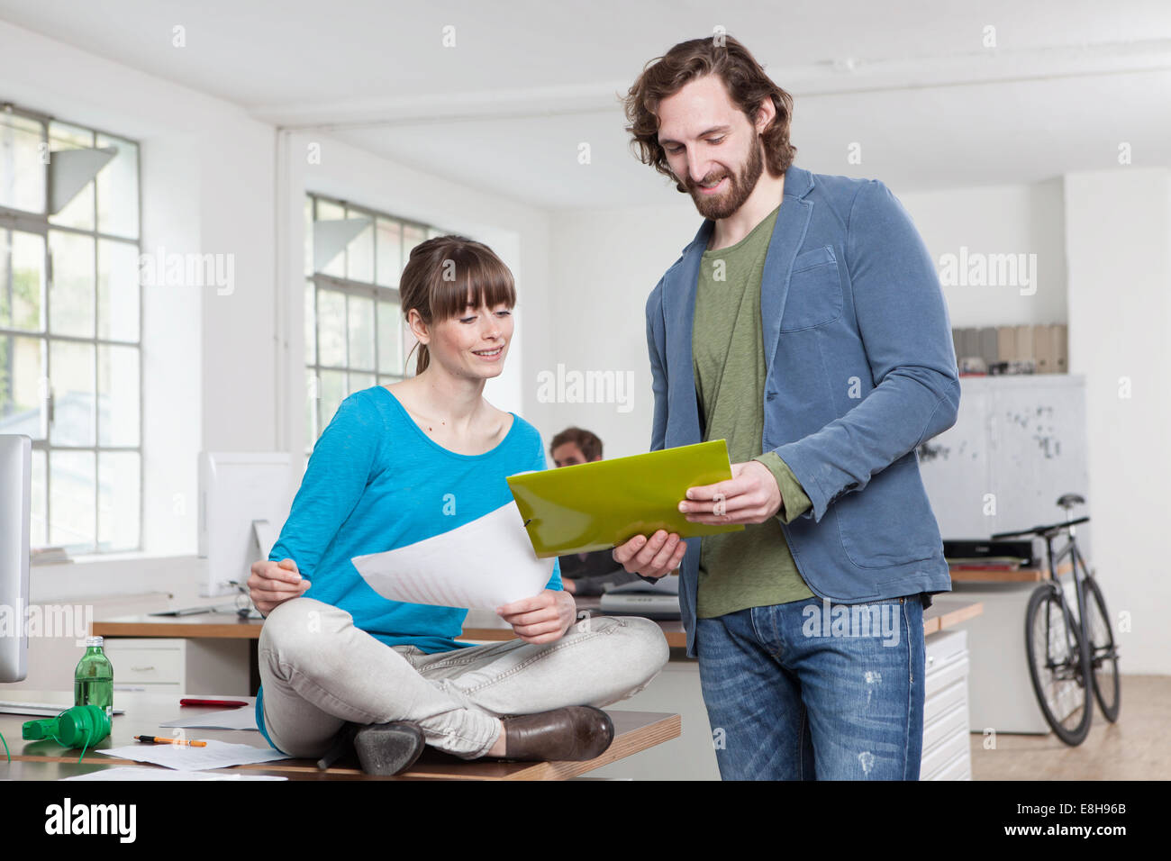 Due colleghi in un ufficio creativo discutendo di qualcosa Foto Stock
