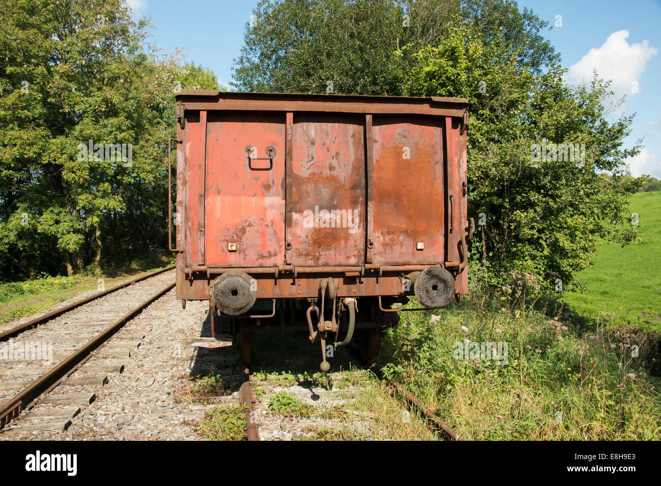Vecchio arrugginito con il treno alla stazione ferroviaria di hombourg in Belgio Foto Stock