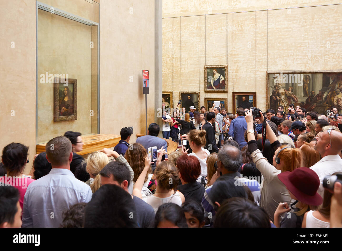 I turisti scattare foto di Leonardo Da Vinci 'Mona Lisa' presso il Museo del Louvre Foto Stock