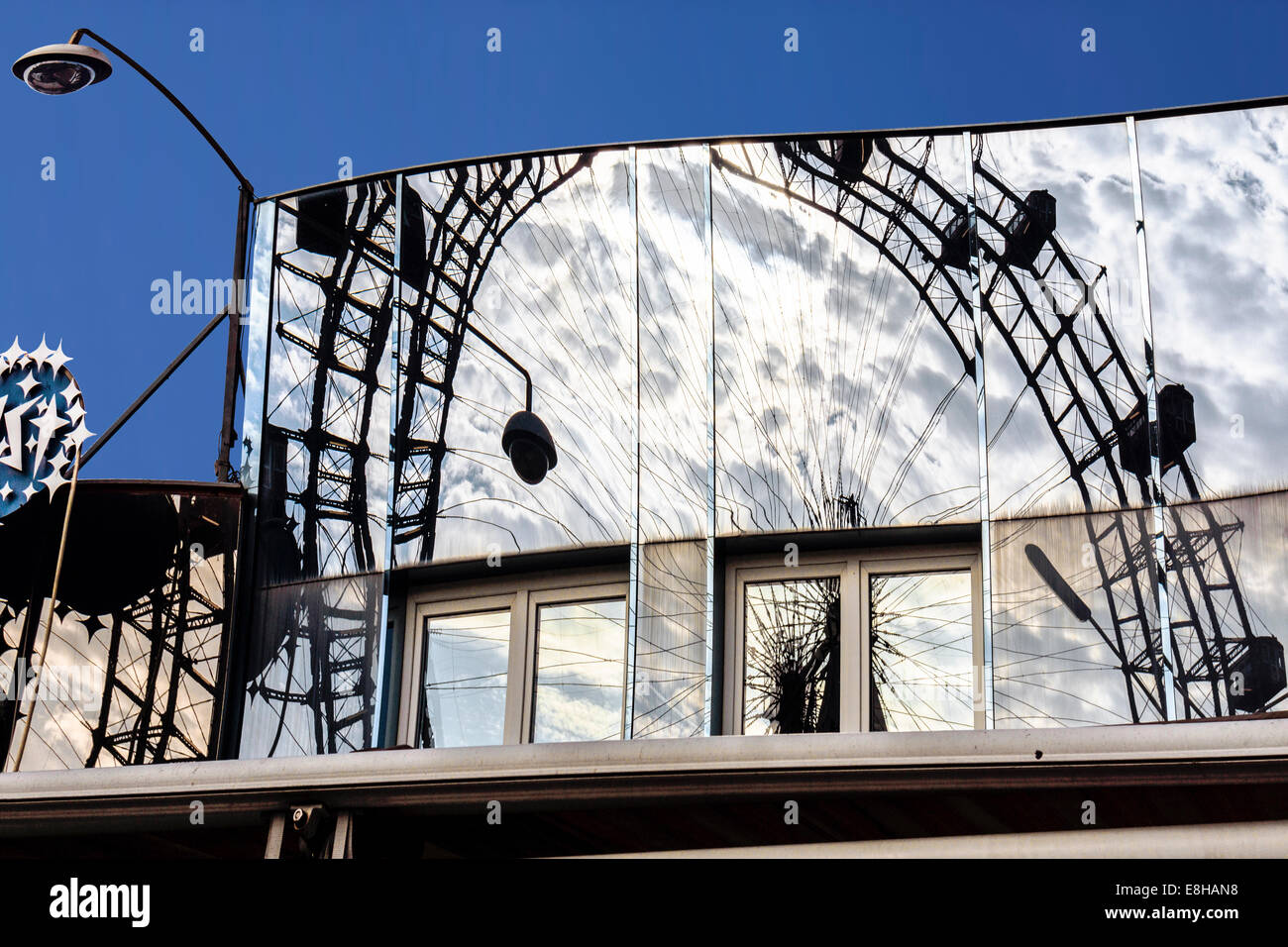 Austria, Vienna Prater, riflesso della Viennese ruota gigante in una facciata di vetro Foto Stock