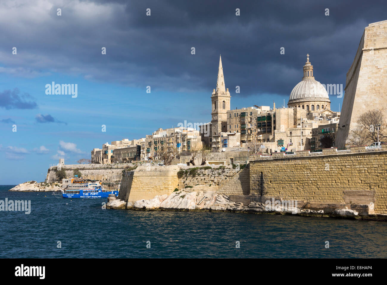 Malta, La Valletta, Basilica di Nostra Signora del Monte Carmelo e di San Paolo Pro-Cathedral dal mare Foto Stock