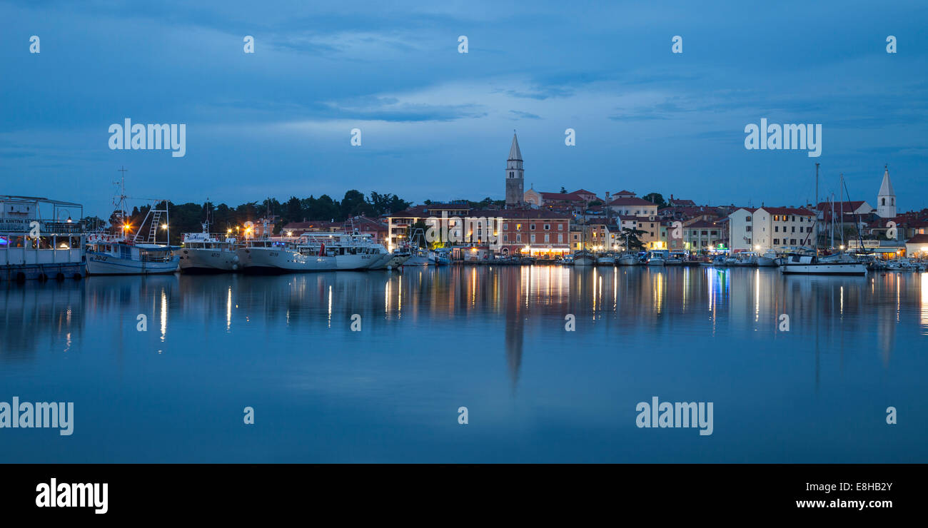 La Slovenia, Litorale sloveno, costa adriatica, Izola, Porto di sera Foto Stock