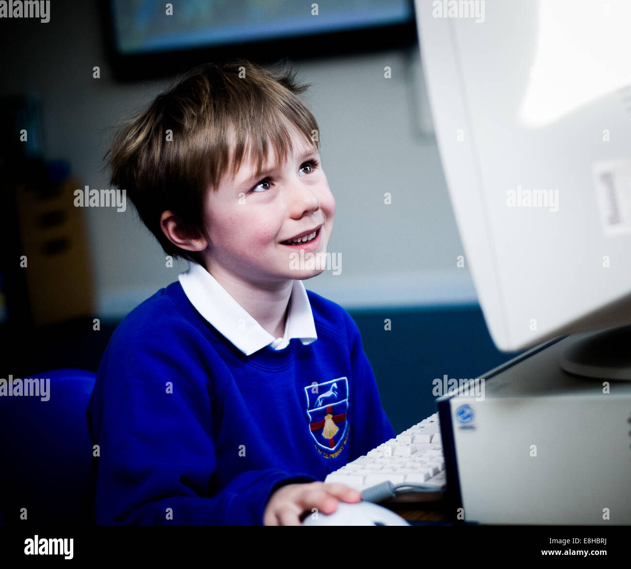 Ritratto di uno scolaro in una classe che utilizza un computer Foto Stock