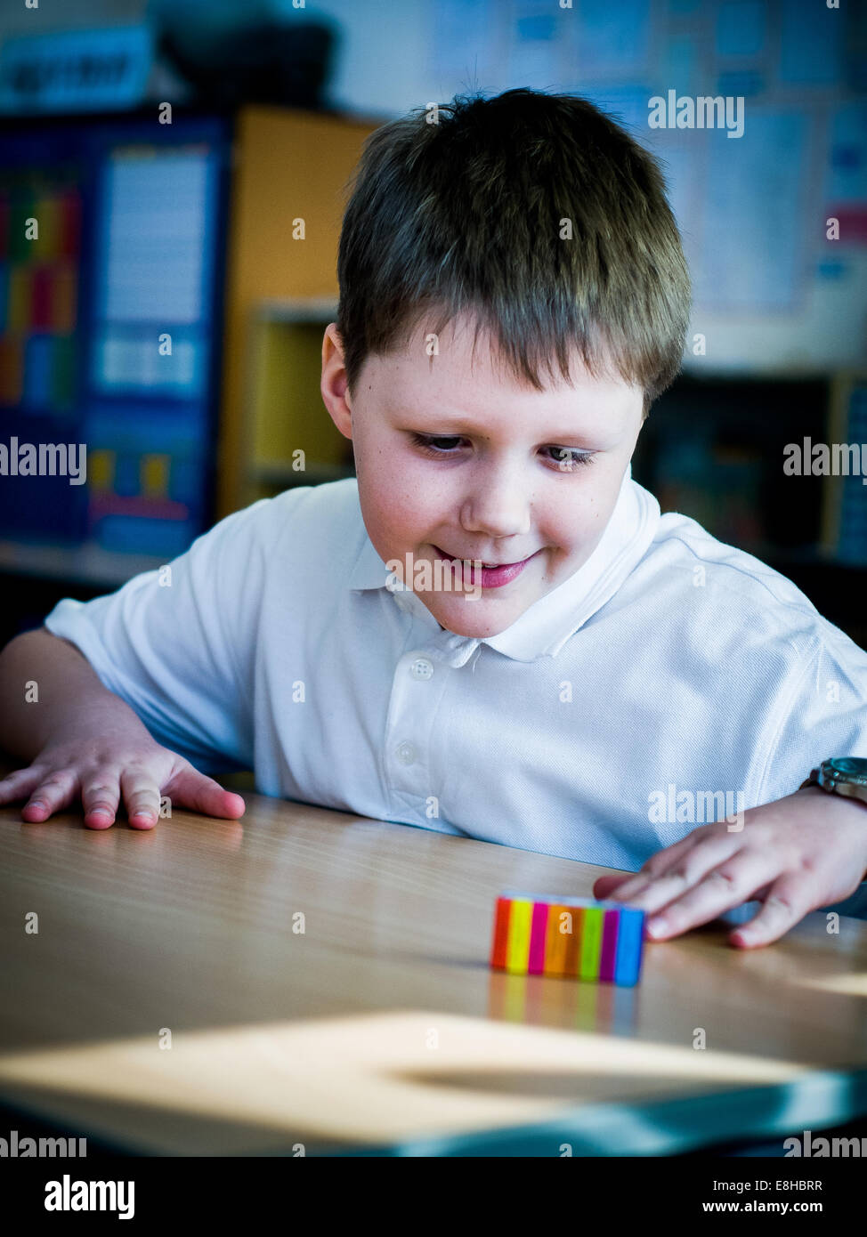 Ragazzo giocando con i blocchi di Lego nella scuola primaria classroom Foto Stock